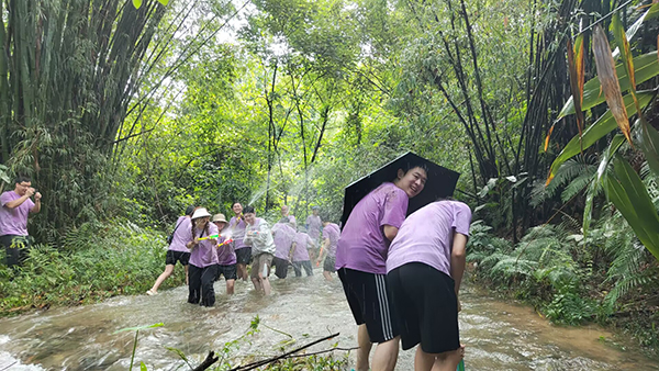 陈楷如：观战！“湿身”快乐！.jpg